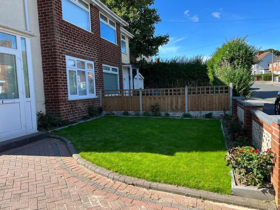 Gated Home Close To Birmingham City Centre Exterior photo