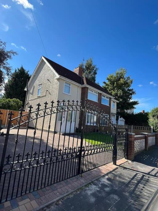 Gated Home Close To Birmingham City Centre Exterior photo