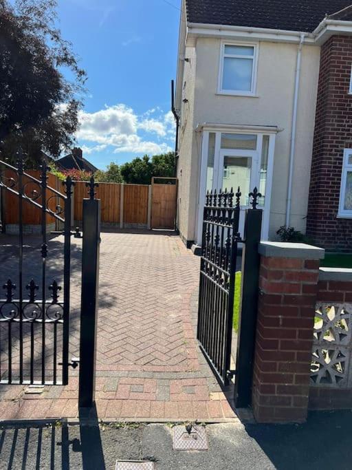 Gated Home Close To Birmingham City Centre Exterior photo